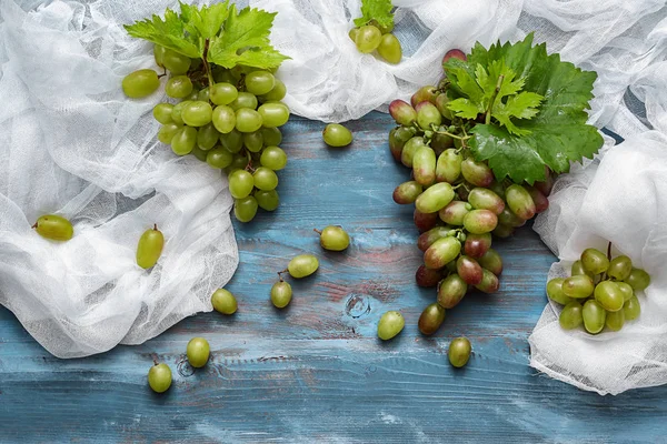 Uvas Frescas Maduras Sobre Mesa Madera —  Fotos de Stock