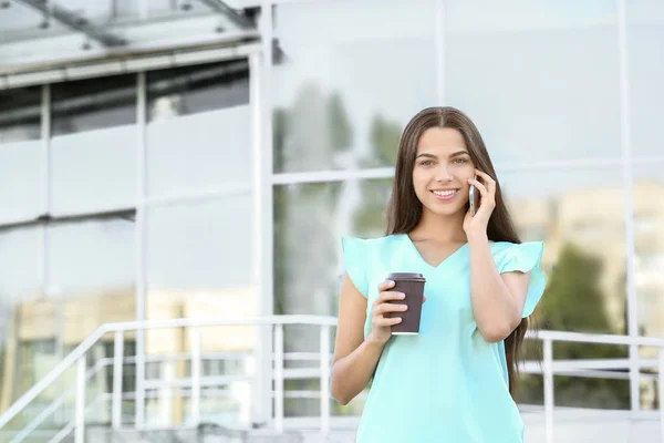 Young Businesswoman Talking Mobile Phone Outdoors — Stock Photo, Image