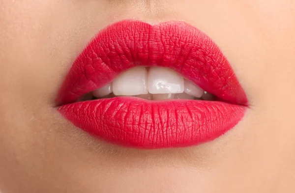 Mooie Jonge Vrouw Met Felrode Lippenstift Close — Stockfoto