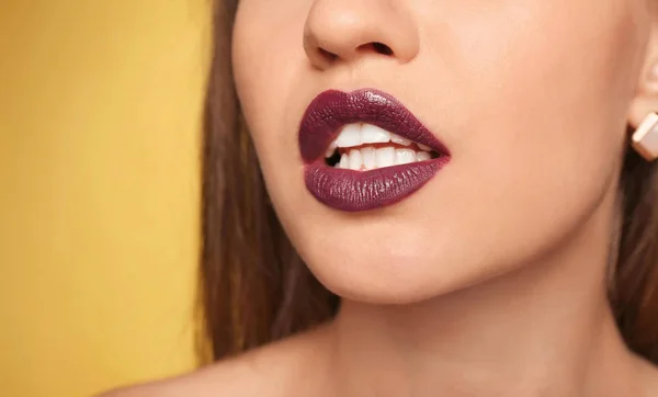 Bella Giovane Donna Con Rossetto Scuro Sfondo Colore Primo Piano — Foto Stock