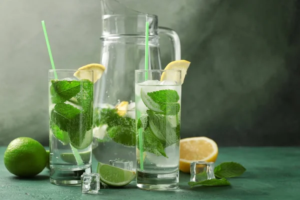 Yeşil tablo taze mojito ile kompozisyon