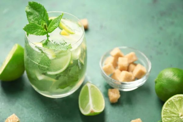 Vaso Mojito Fresco Sobre Mesa Verde — Foto de Stock