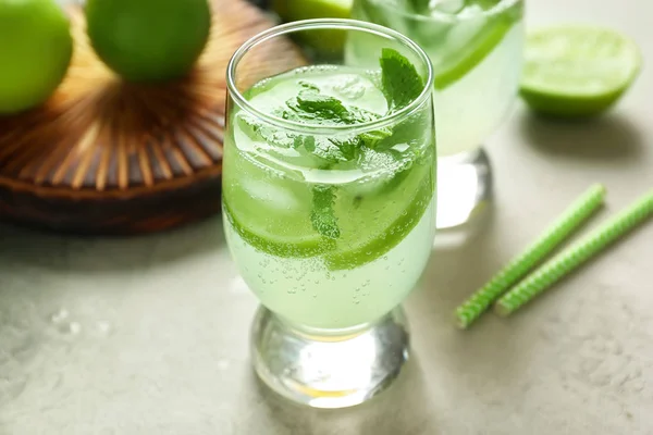 Szklankę Świeżego Mojito Stół — Zdjęcie stockowe