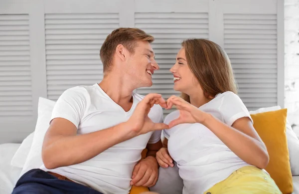 Pareja Joven Cogida Mano Forma Corazón Casa — Foto de Stock