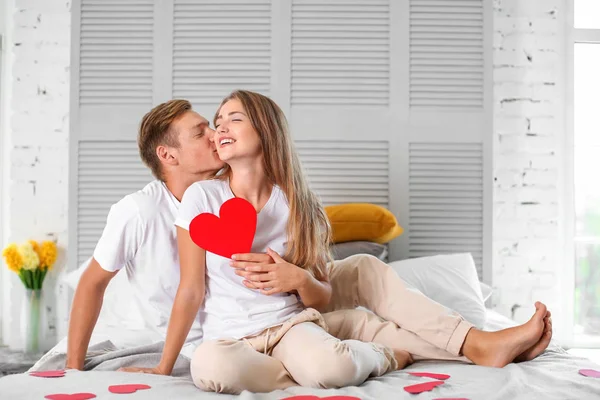 Mutlu Genç Çift Yatakta Evde Oturan Kırmızı Kalpli — Stok fotoğraf