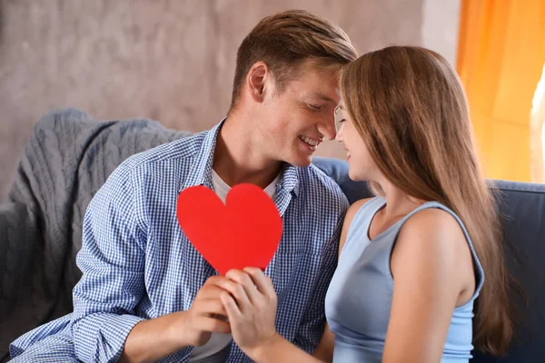 Glückliches Junges Paar Mit Rotem Herz Sitzt Hause Auf Dem — Stockfoto