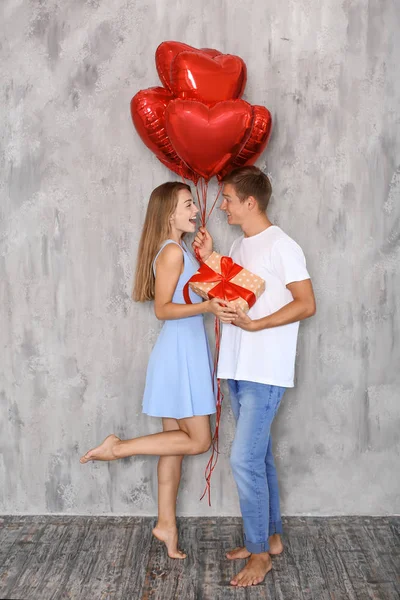 Pareja Joven Con Globos Rojos Forma Corazón Caja Regalo Cerca —  Fotos de Stock