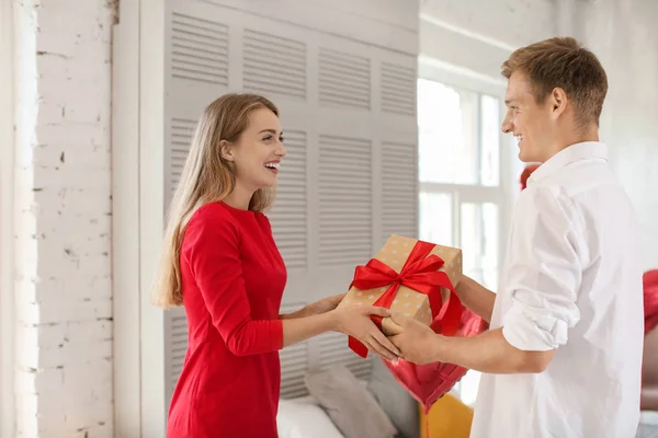 Jeune Homme Donnant Cadeau Petite Amie Bien Aimée Maison — Photo