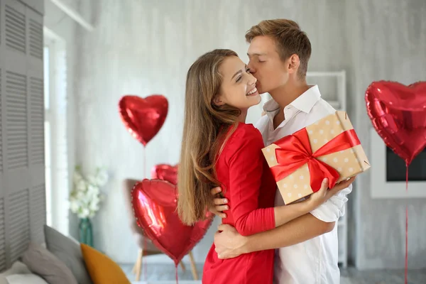 Pareja Joven Con Caja Regalo Abrazándose Casa —  Fotos de Stock