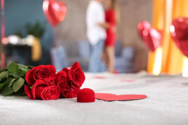 Box Mit Verlobungsring Und Schönen Rosen Auf Dem Bett — Stockfoto