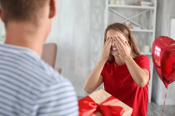 Joven Hombre Dando Regalo Amada Novia Casa — Foto de Stock