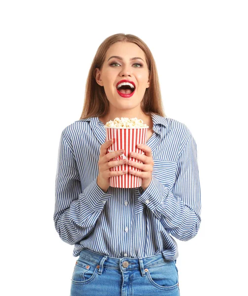 Schöne Junge Frau Mit Einer Tasse Popcorn Auf Weißem Hintergrund — Stockfoto