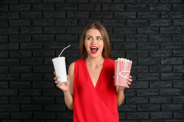 Bella Giovane Donna Con Tazza Popcorn Bevande Contro Muro Mattoni — Foto Stock