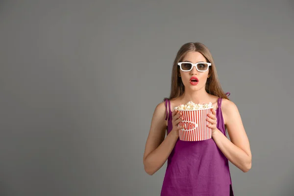 Giovane Donna Emotiva Con Tazza Popcorn Occhiali Cinema Sfondo Grigio — Foto Stock