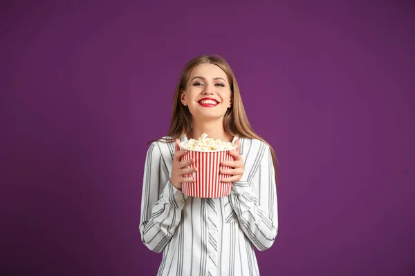 Schöne Junge Frau Mit Einer Tasse Popcorn Auf Farbigem Hintergrund — Stockfoto