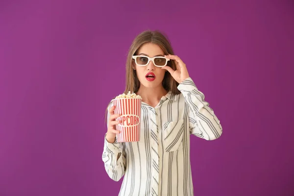Emotionele Jonge Vrouw Met Cup Van Popcorn Bioscoop Bril Kleur — Stockfoto