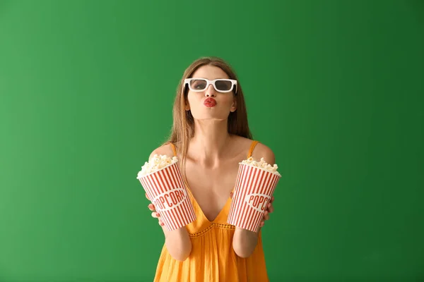 美丽的年轻妇女与杯爆米花和3D 电影眼镜的颜色背景 — 图库照片