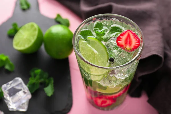 Szklankę Świeżych Truskawek Mojito Tabeli Kolorów — Zdjęcie stockowe