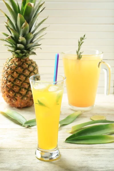 Ijskoude Verse Cocktail Met Ananas Glas Lichte Houten Achtergrond — Stockfoto