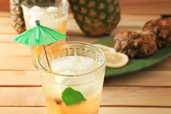 Verse Smakelijke Cocktail Met Ananas Glas Houten Achtergrond — Stockfoto