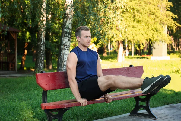 Jeune Homme Sportif Faisant Des Exercices Sur Banc Extérieur — Photo