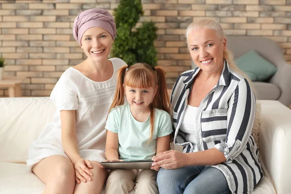 Vrouw Chemotherapie Met Haar Familie Thuis — Stockfoto
