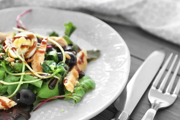 Prato Com Salada Frango Saborosa Mesa Madeira — Fotografia de Stock