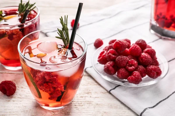 Glasögon Färska Hallon Saft Träbord — Stockfoto