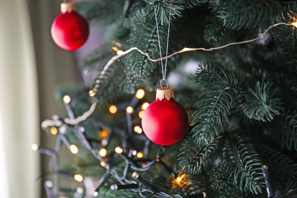 Bela Árvore Natal Com Bolas Guirlanda Close — Fotografia de Stock