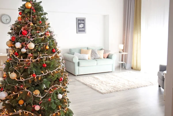 Schön Geschmückter Weihnachtsbaum Gemütlichen Wohnzimmer — Stockfoto