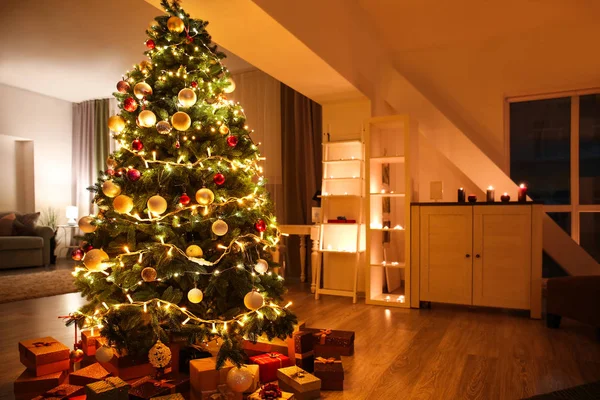 Όμορφο Χριστουγεννιάτικο Δέντρο Δώρα Στο Σαλόνι — Φωτογραφία Αρχείου