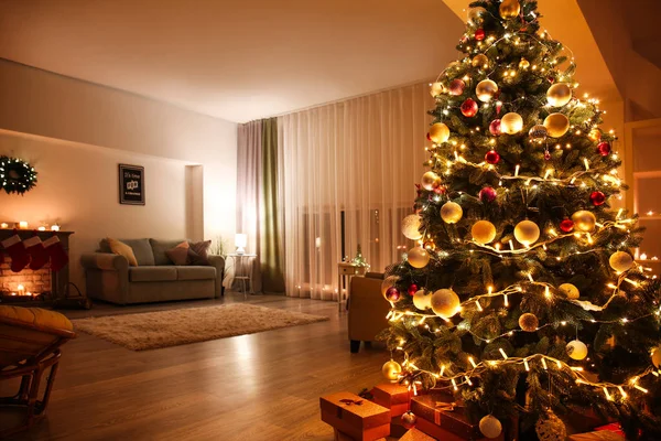Όμορφο Χριστουγεννιάτικο Δέντρο Στο Άνετο Σαλόνι — Φωτογραφία Αρχείου