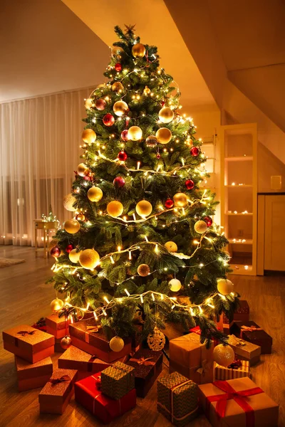 Gyönyörű Karácsonyfa Ajándékok Nappali — Stock Fotó