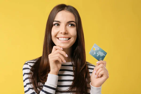 Mujer Joven Con Tarjeta Crédito Color Fondo Compras Online — Foto de Stock