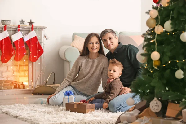 Familia Feliz Con Regalos Navidad Casa — Foto de Stock