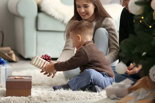 Família Feliz Com Presentes Natal Casa — Fotografia de Stock