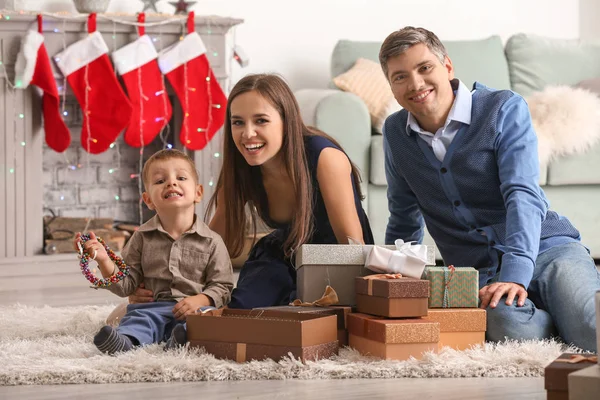 Família Feliz Com Presentes Natal Casa — Fotografia de Stock