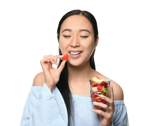 Aziatische Vrouw Met Gezond Fruitsalade Witte Achtergrond — Stockfoto