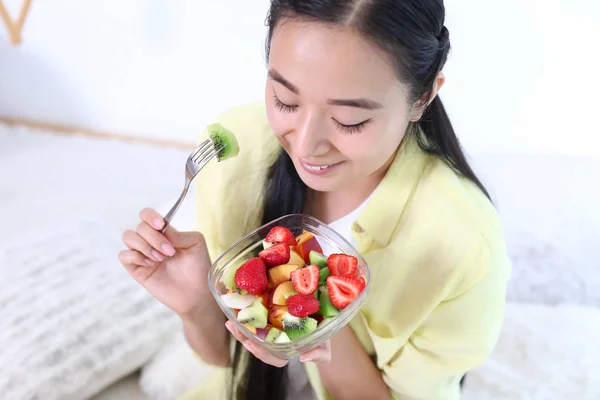 Aziatische Vrouw Thuis Eten Van Gezond Fruitsalade — Stockfoto