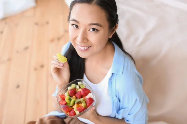 Aziatische Vrouw Thuis Eten Van Gezond Fruitsalade — Stockfoto