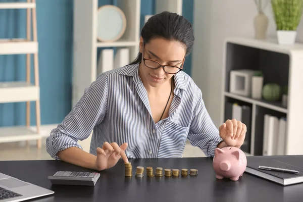 Mujer Joven Contando Dinero Mesa —  Fotos de Stock