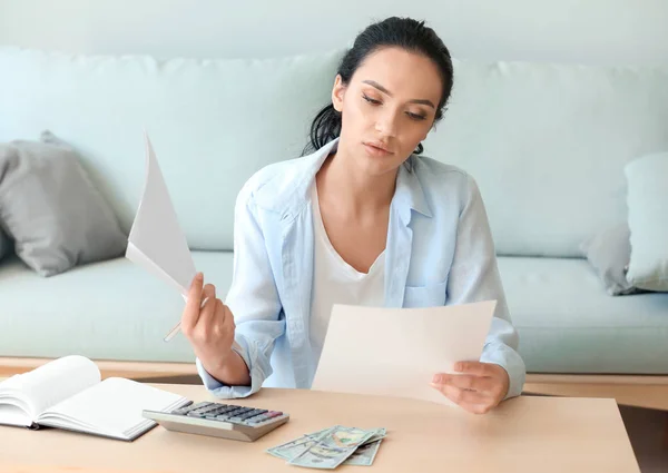 Jeune Femme Travaillant Avec Des Documents Financiers Table — Photo