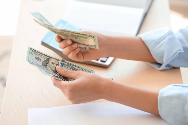 Jonge Vrouw Tellen Van Geld Aan Tafel Close — Stockfoto