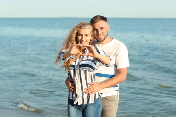 Happy Young Couple Sea Shore — Stok Foto