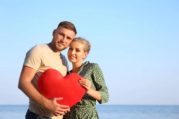 Cute Young Couple Red Heart Sea Shore — Stock Photo, Image