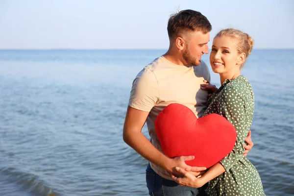 Cute Young Couple Red Heart Sea Shore — Stock Photo, Image