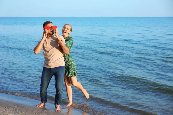 Funny Portrait Cute Young Couple Red Hearts Sea Shore — Stock Photo, Image