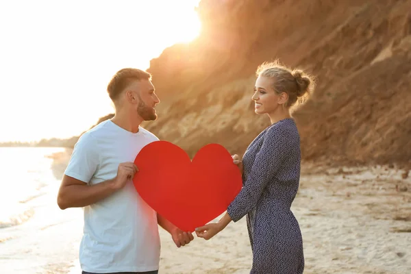 Cute Young Couple Red Heart Sea Shore — Stock Photo, Image