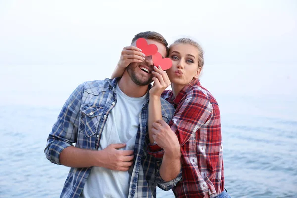 Funny Young Couple Red Hearts Sea Shore — Stock Photo, Image