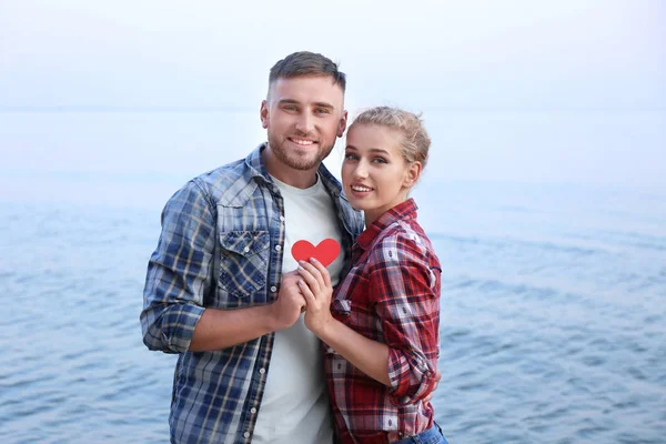 Pasangan Muda Yang Manis Dengan Hati Merah Pantai Laut — Stok Foto